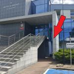zdjęcie pokazujące dojście do windy budynku
