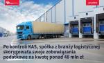 Stacja przeładunkowa z wyodrębnionymi stanowiskami do ładunku i rozładunku. Przy jednym z nich stoi duży samochód ciężarowy. Na dole grafiki napis: Po kontroli KAS, spółka z branży logistycznej skorygowała swoje zobowiązania podatkowe na kwotę ponad 48 mln zł. Na górze logo KAS.
