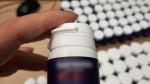 Na zdjęciu widoczna jest dłoń trzymająca niewielkie plastikowe opakowanie z zamknięciem typu „flip-top