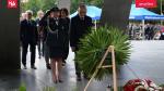 Przedstawiciele Krajowej Administracji Skarbowej składają wieniec przed pomnikiem podczas uroczystości upamiętniających rocznicę wybuchu II wojny światowej. Funkcjonariuszka Służby Celno-Skarbowej oddaje honor. W lewym górnym rogu znajduje się logo KAS, a w prawym – napis „gov.pl/kas