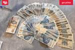 Wachlarz ułożony z banknotów o nominale 100 zł i 50 zł.