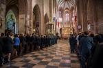 Msza Św. rozpoczynająca uroczystość. Wnętrze Katedry w Poznaniu. Uczestnicy obchodów siedzący w ławkach. Widok na ołtarz w tle.