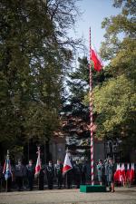 Plac przed Katedrą. Wciągnięcie flagi państwowej na maszt.