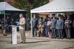 Dyrektor Izby Skarbowej w Poznaniu Pan Adam Barciszewski przemawia do zebranych na uroczystości. W tle zgromadzeni goście.