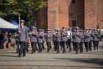 Orkiestra Komendy Wojewódzkiej Policji we Wrocławiu maszeruje i gra na placu przed Katedrą.
