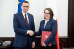 Premier M.Morawiecki gratuluje  M.Rzeczkowskiej
